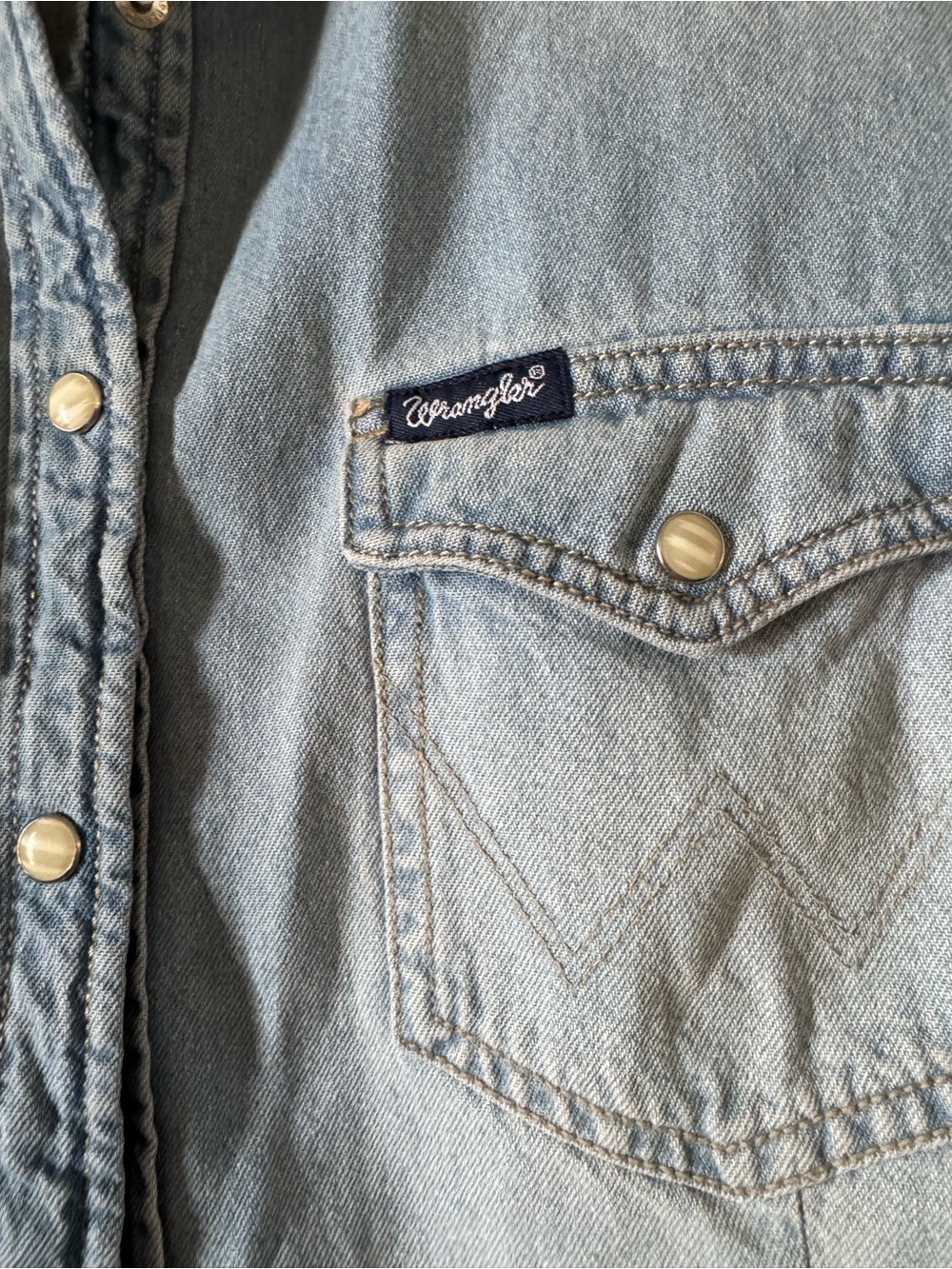 NWOT-Wrangler Light Wash Denim Sleeveless Button-Front Shirt/Jacket - Picture 2 of 4